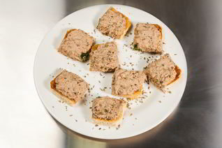 Открытый сэндвич с тунцом