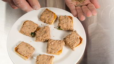 открытый сэндвич с тунцом