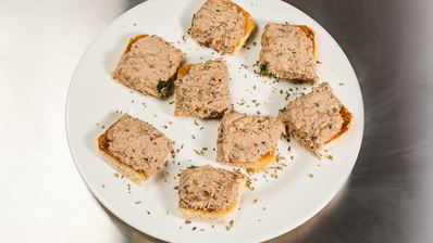 открытый сэндвич с тунцом