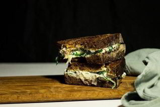 Сэндвич-гриль со шпинатом и фетой