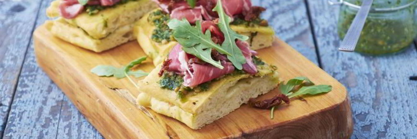 Сэндвич из домашней фокаччи с ветчиной