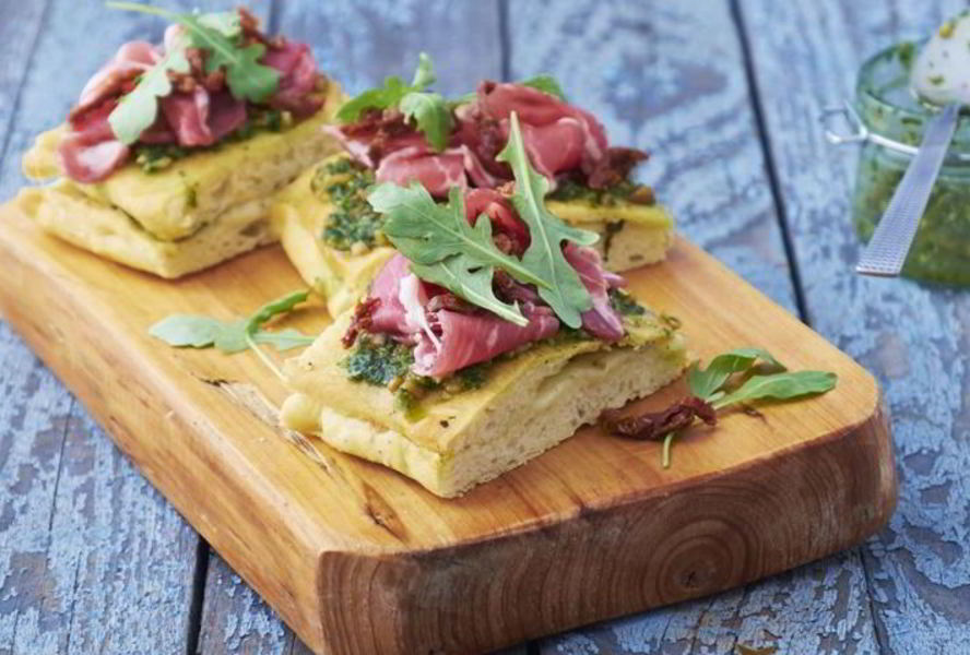 Сэндвич из домашней фокаччи с ветчиной