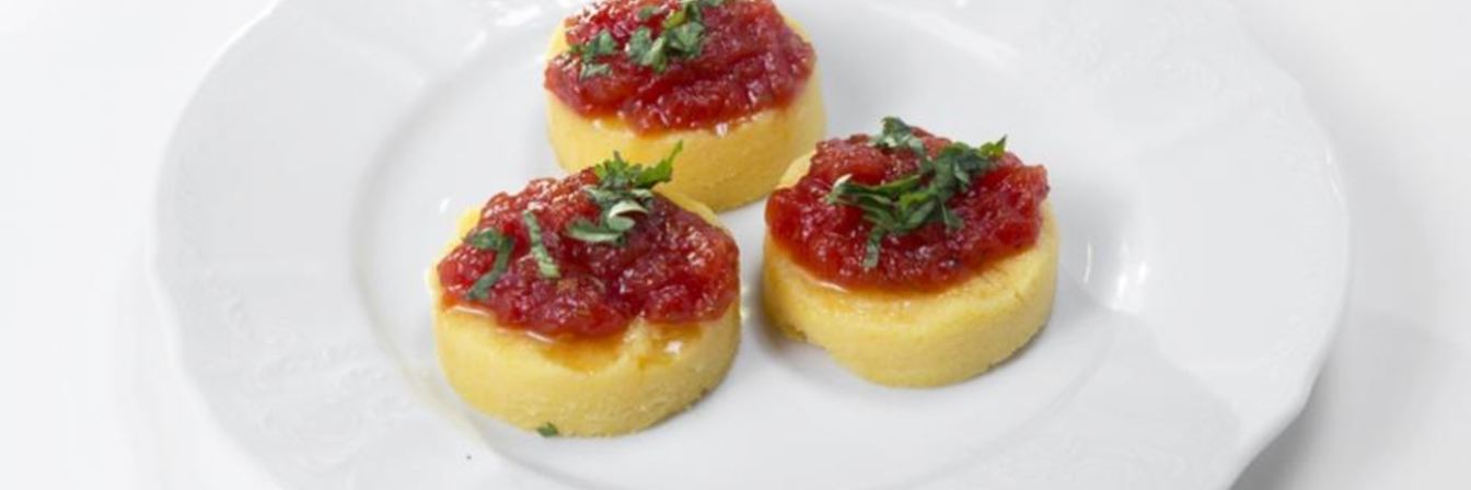 Сэндвич из поленты и томатного варенья