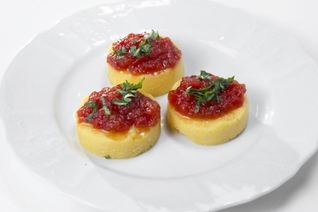 Сэндвич из поленты и томатного варенья