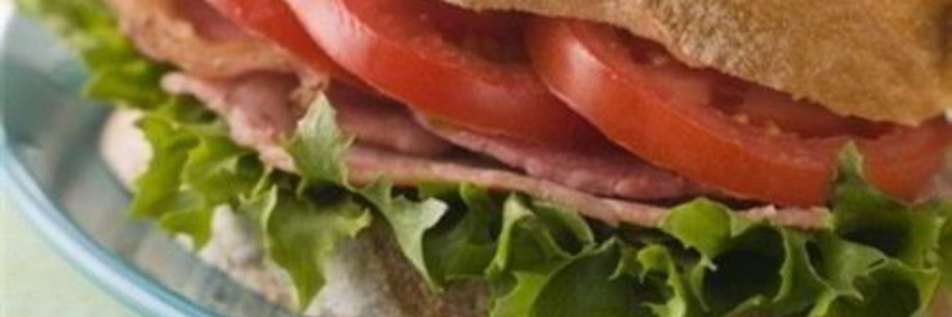 Сэндвич по-американски с беконом, томатами и салатом