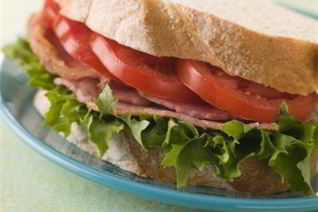 Сэндвич по-американски с беконом, томатами и салатом