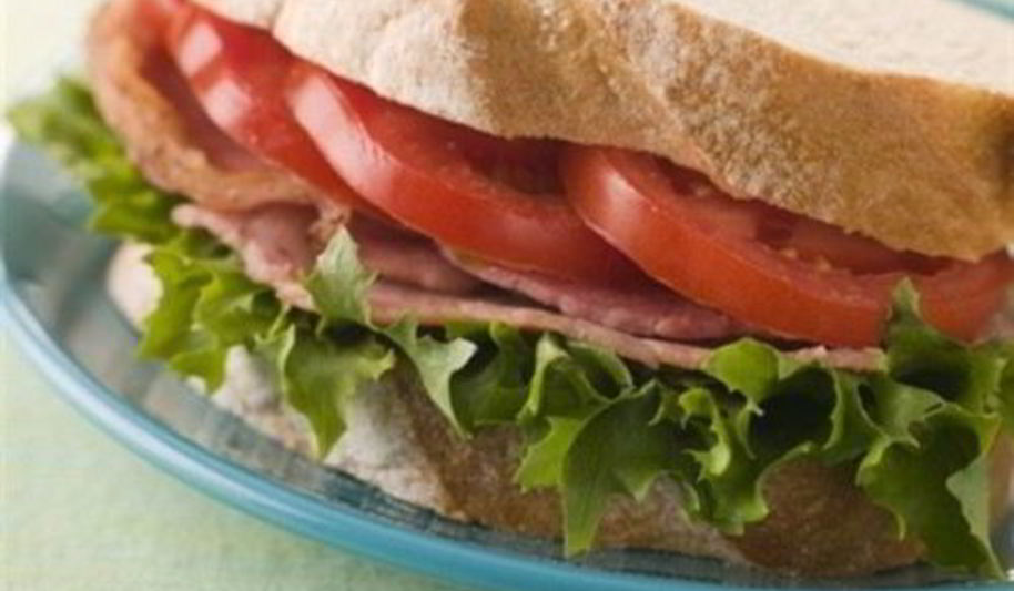 Рецепт сэндвича по-американски с беконом, томатами и салатом