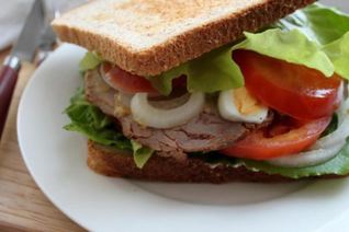 Сэндвич по-деревенски с бужениной, перепелиным яйцом, овощами и салатом