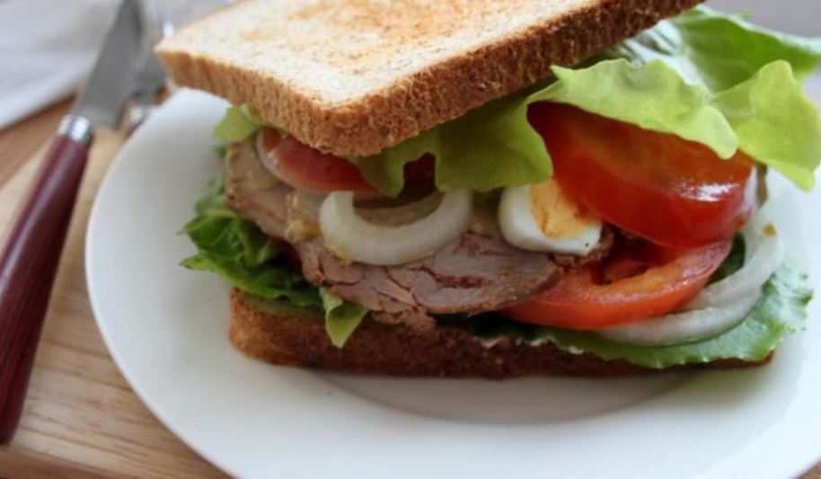 Рецепт сэндвича по-деревенски с бужениной, перепелиным яйцом, овощами и салатом