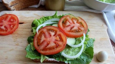 сэндвич по-деревенски с бужениной, перепелиным яйцом, овощами и салатом