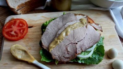 сэндвич по-деревенски с бужениной, перепелиным яйцом, овощами и салатом