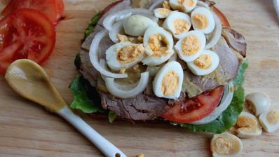 сэндвич по-деревенски с бужениной, перепелиным яйцом, овощами и салатом