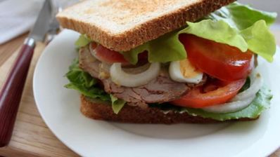 сэндвич по-деревенски с бужениной, перепелиным яйцом, овощами и салатом