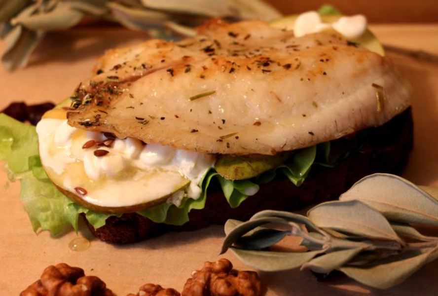 Сэндвич Прованс с рыбой и грушей