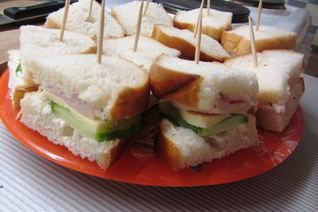 Сэндвич с беконом и ветчиной