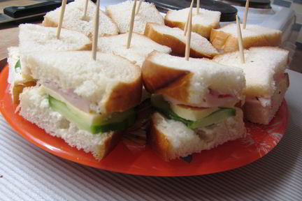 Сэндвич с беконом и ветчиной