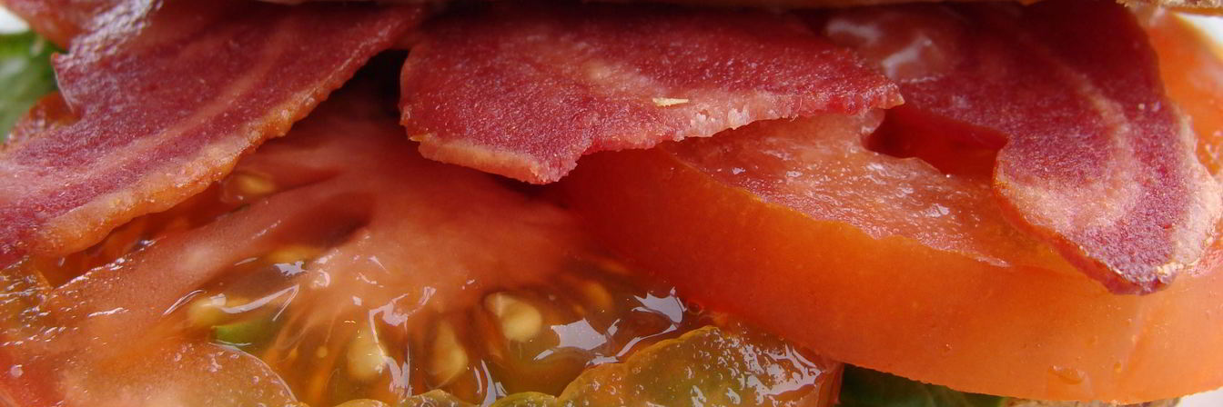 Сэндвич с индейкой, листовым салатом и помидором