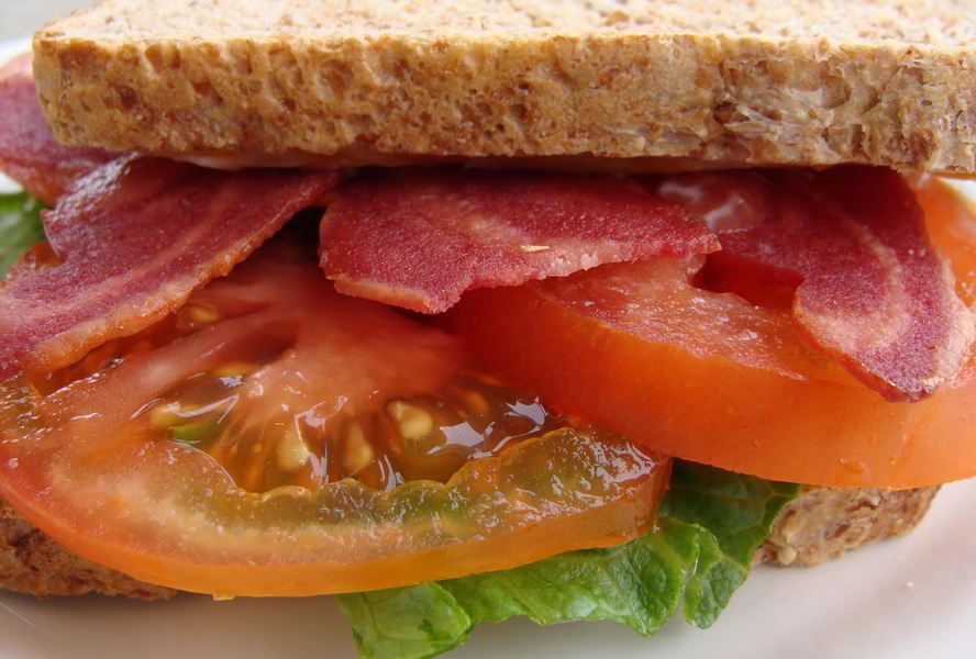 Сэндвич с индейкой, листовым салатом и помидором