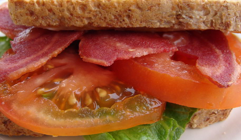 Рецепт сэндвича с индейкой, листовым салатом и помидором
