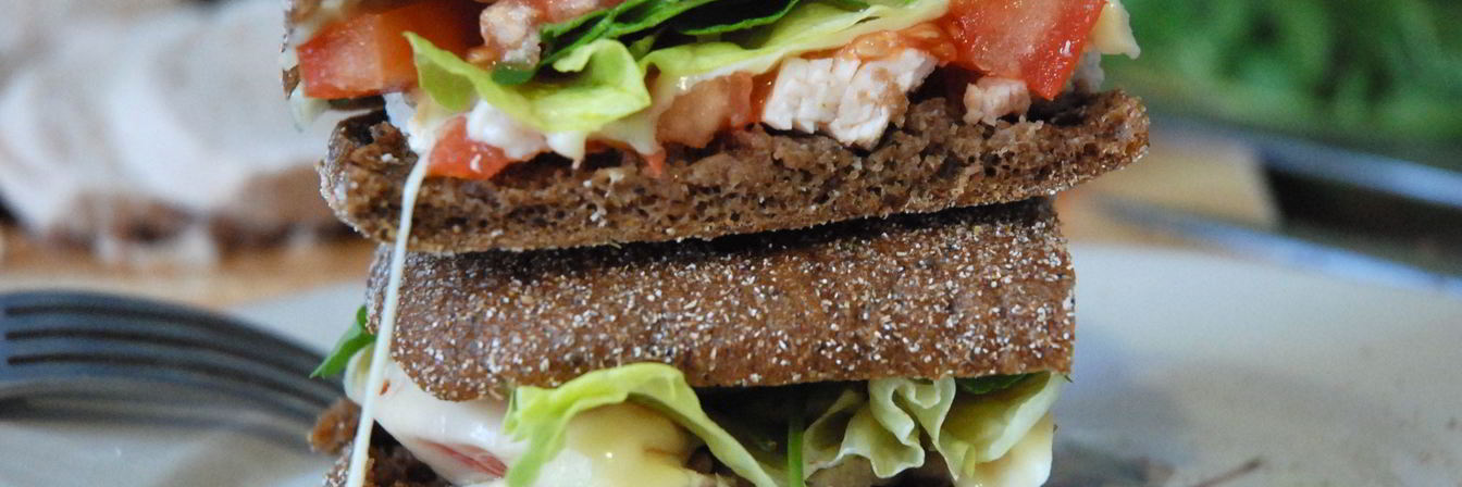 Сэндвич с индейкой, сыром и рукколой