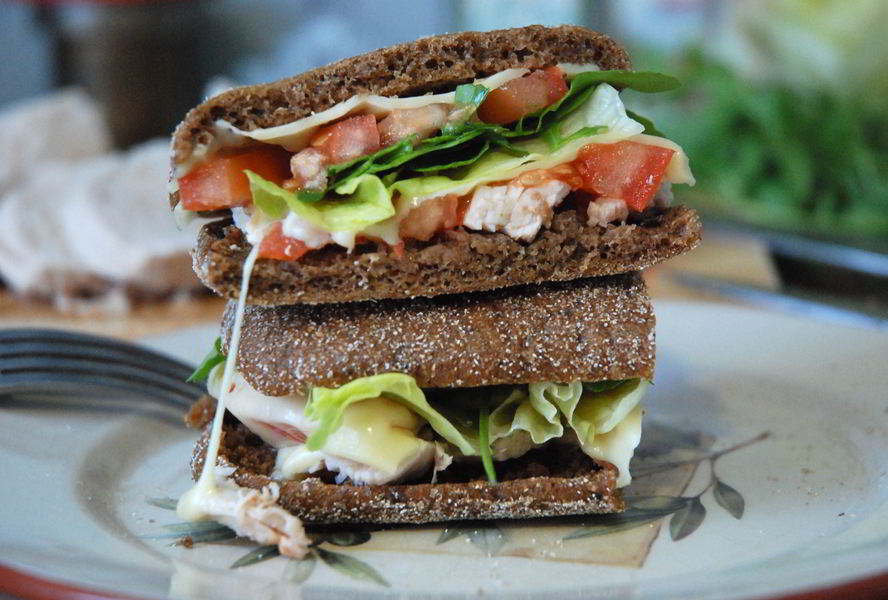 Сэндвич с индейкой, сыром и рукколой