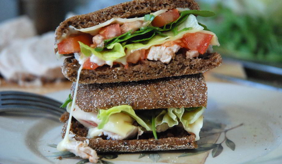 Рецепт сэндвича с индейкой, сыром и рукколой