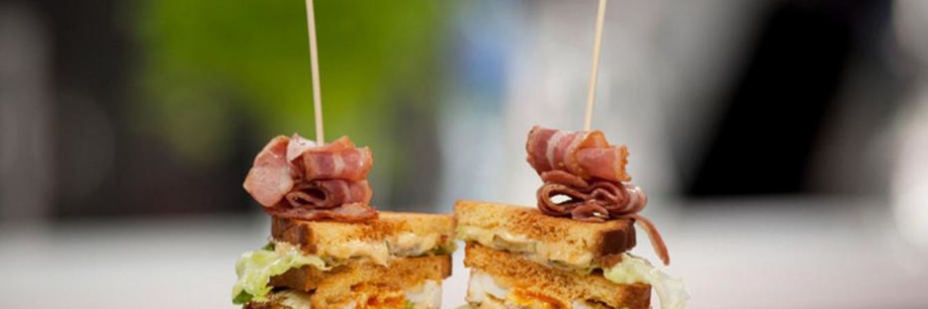 Сэндвич с курицей-гриль, беконом и яйцом