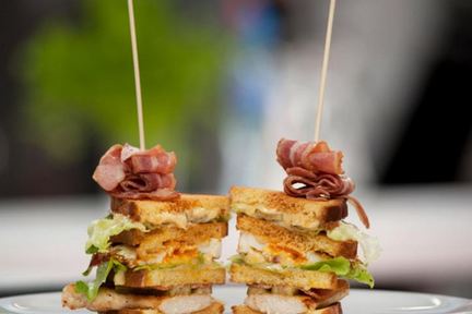 Сэндвич с курицей-гриль, беконом и яйцом