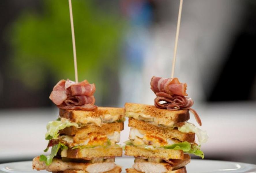 Сэндвич с курицей-гриль, беконом и яйцом