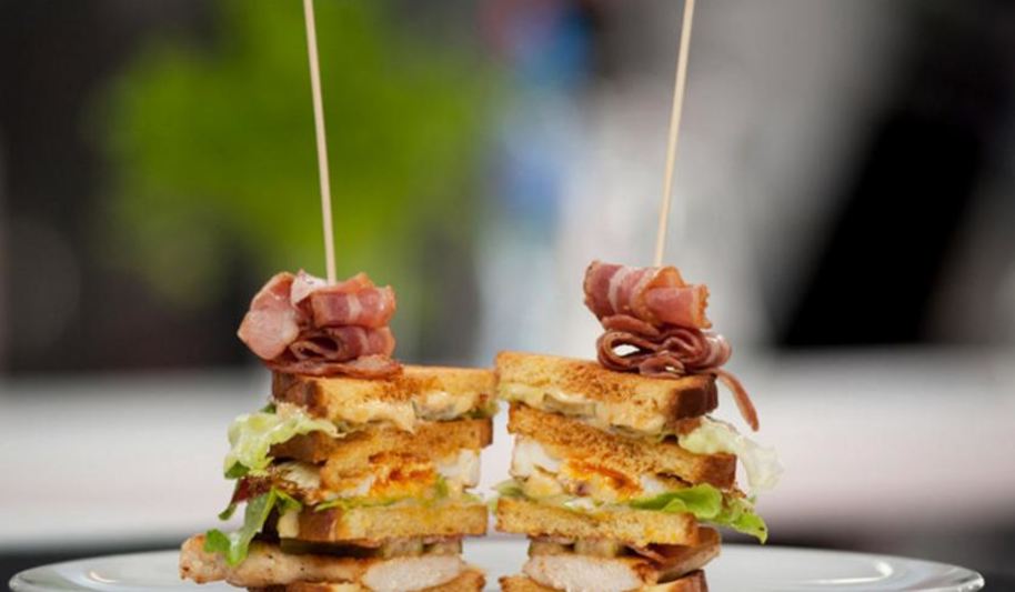 Рецепт сэндвича с курицей-гриль, беконом и яйцом