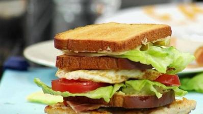 сэндвич с курицей-гриль, беконом и яйцом