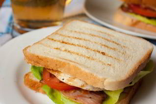 Сэндвич с курицей и беконом