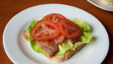 сэндвич с курицей и беконом