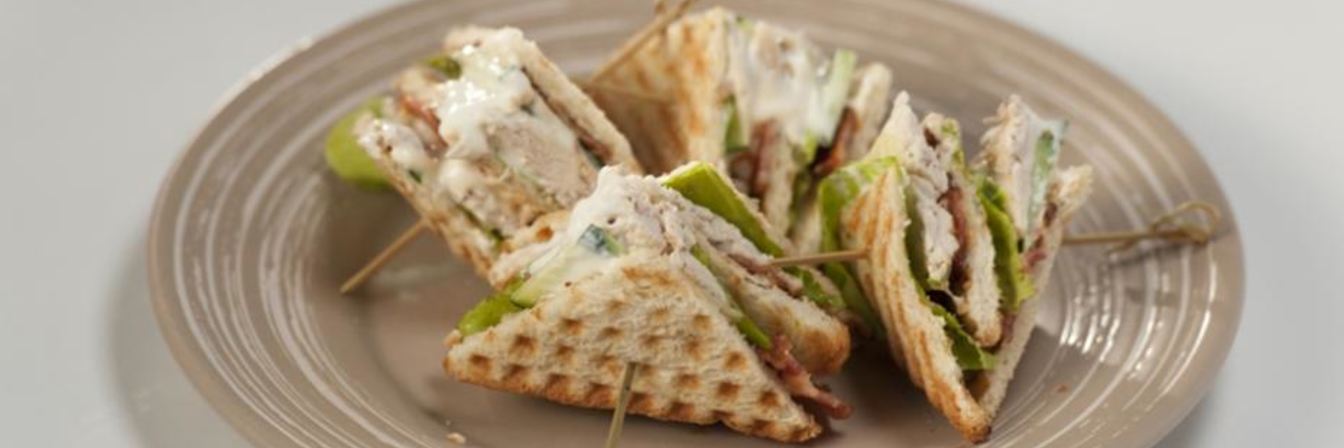 Сэндвич с курицей и не чипсами из бекона