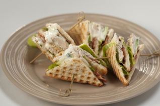 Сэндвич с курицей и не чипсами из бекона