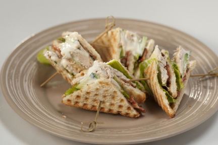 Сэндвич с курицей и не чипсами из бекона