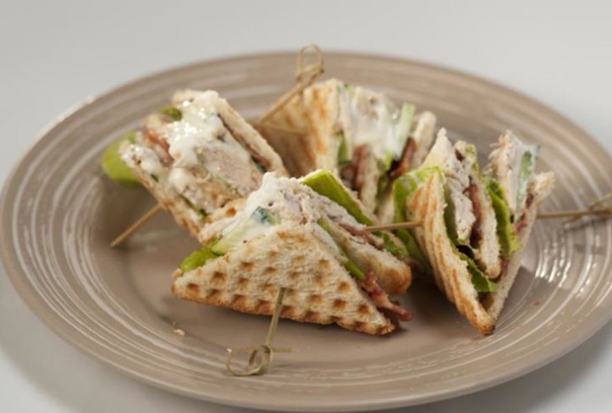 Сэндвич с курицей и не чипсами из бекона