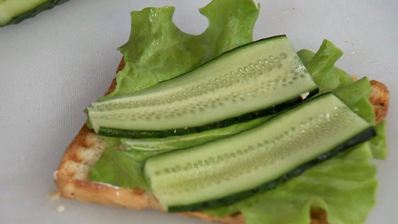 сэндвич с курицей и не чипсами из бекона