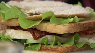 сэндвич с курицей и не чипсами из бекона