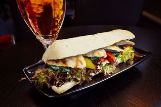 Сэндвич с курицей и овощами-гриль