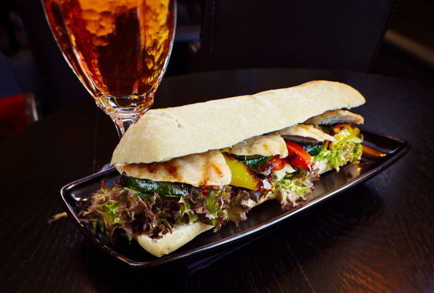 Сэндвич с курицей и овощами-гриль