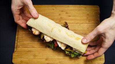 сэндвич с курицей и овощами-гриль