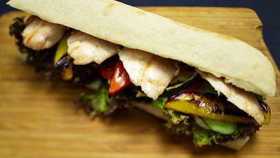 сэндвич с курицей и овощами-гриль