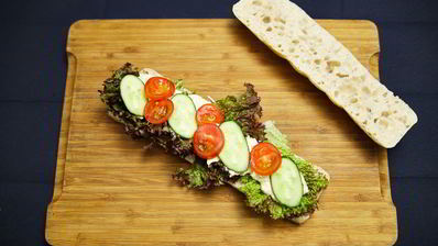 сэндвич с курицей и овощами-гриль