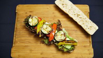 сэндвич с курицей и овощами-гриль