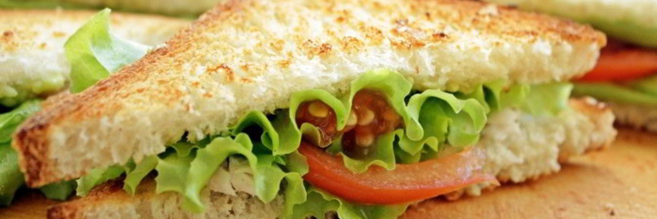 Сэндвич с курицей, помидорами и авокадоз