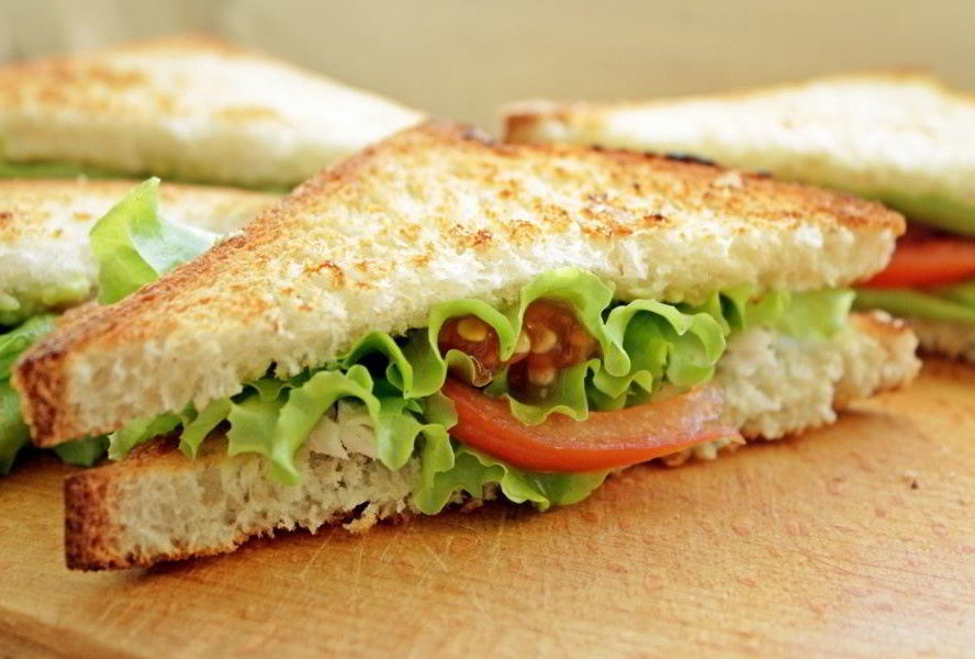 Сэндвич с курицей, помидорами и авокадоз