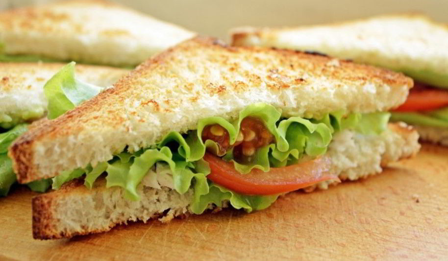 Рецепт сэндвича с курицей, помидорами и авокадоз