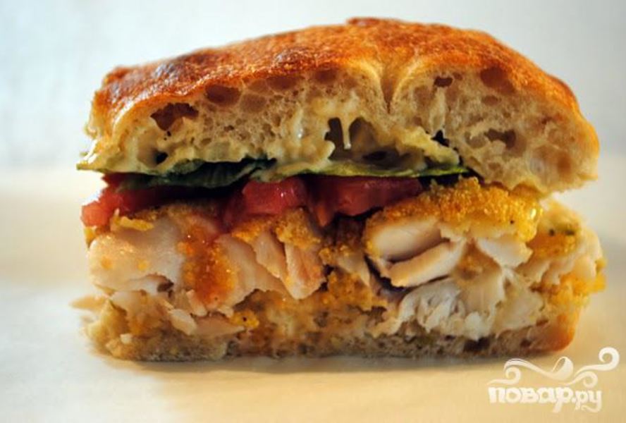 Сэндвич с рыбой и соусом