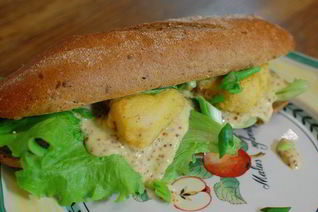 Сэндвич с рыбой в кляре и листьями салата